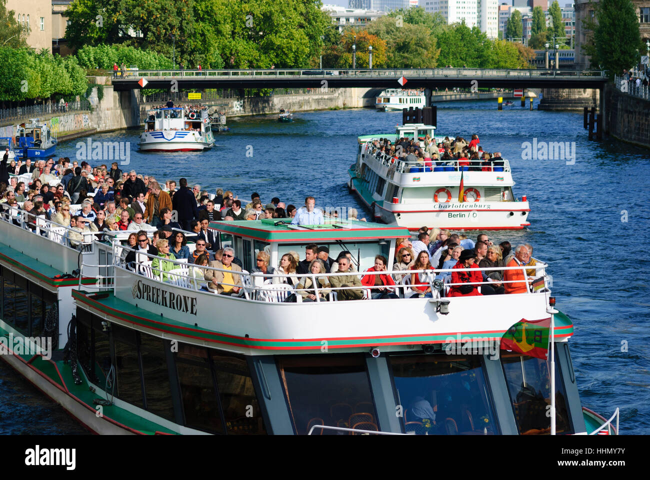 Excursion boats hi-res stock photography and images - Alamy