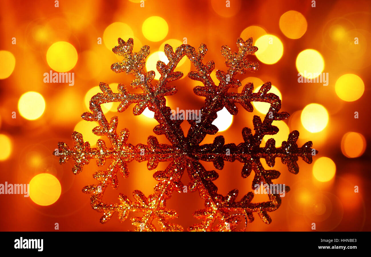 Снежинки горят на солнце. Снежинки в золотом огне. Новогодняя текстура. Боке снежинки. Оранжевый фон со снежинками.