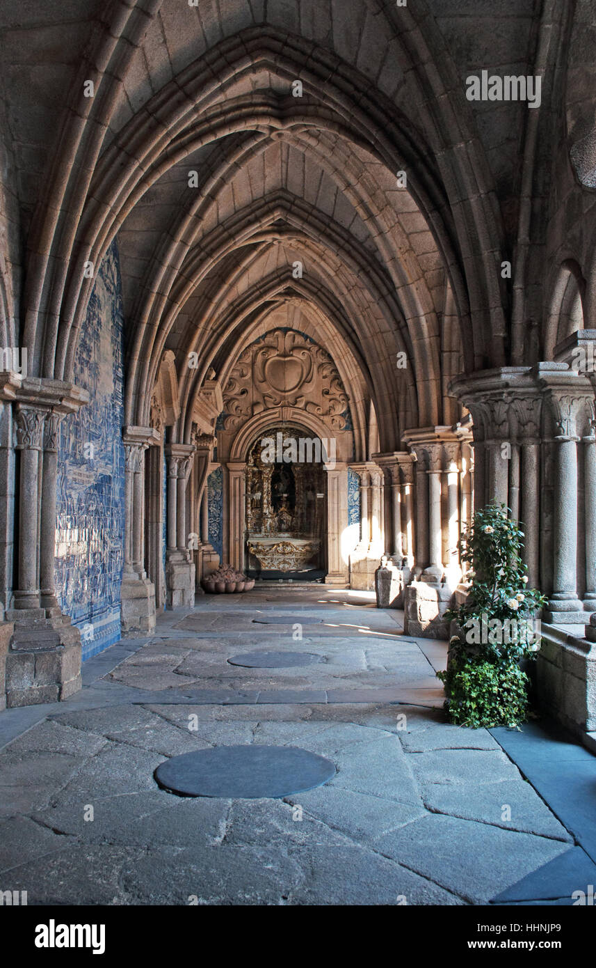 Portugal: details of the Gothic cloister in the Cathedral, Sé do Porto, one of the oldest monuments of Porto Stock Photo