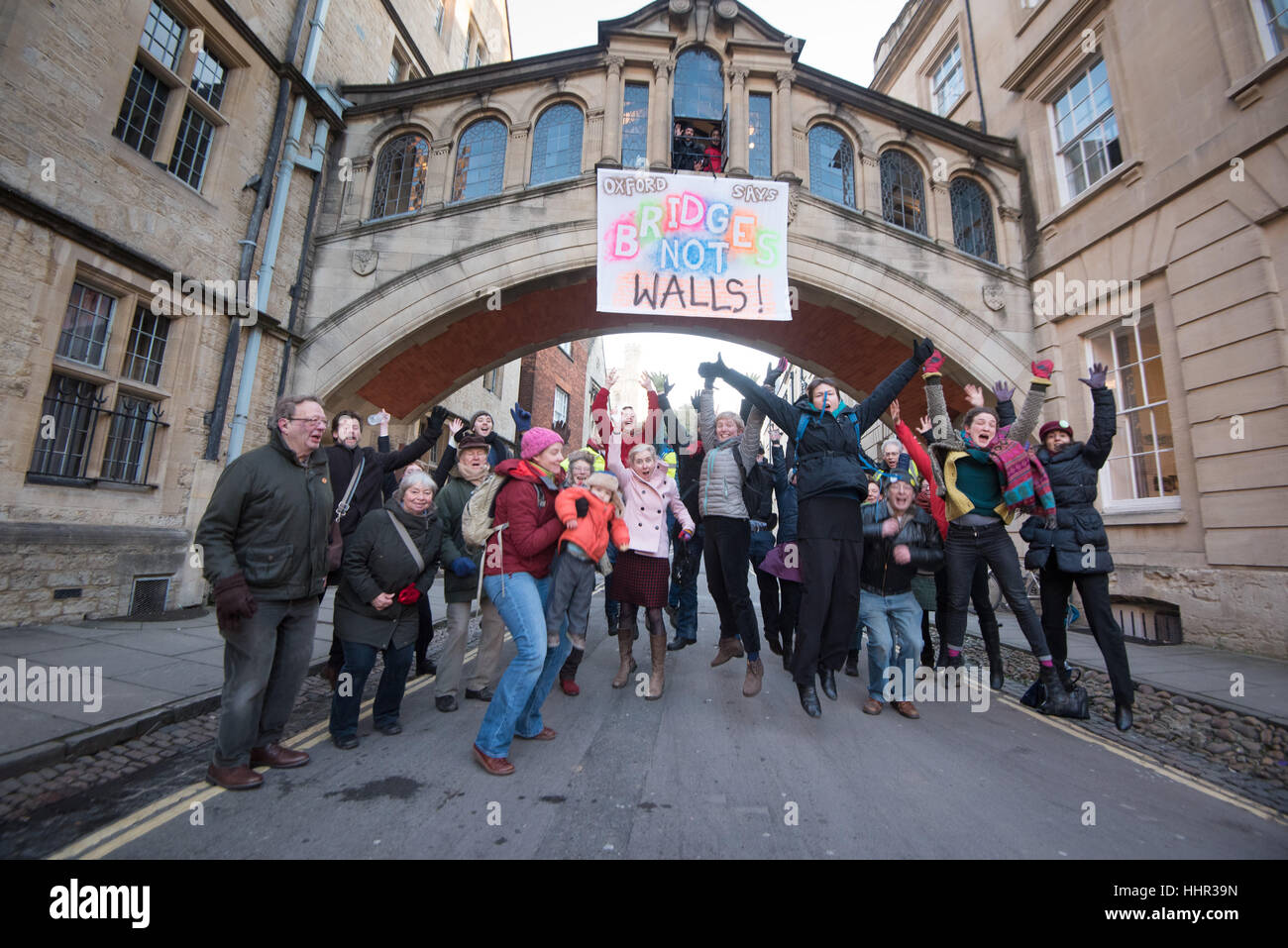 Oxford, UK. 20th January 2017. Oxford residents will be gathering in colourful clothes for a banner-drop at the Bridge of Sighs this morning protesting the rise of the far right and standing in solidarity with groups that feel threatened as Trump comes to power. Andrew Walmsley/Alamy Live News Stock Photo
