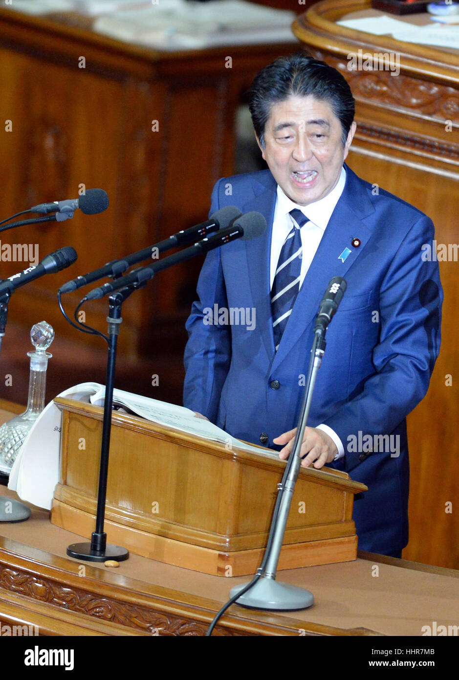 (170120) -- TOKYO, Jan. 20, 2017 (Xinhua) -- Japan's Prime Minister Shinzo Abe delivers a policy speech at the ordinary session of the National Diet in Tokyo, Japan, on Jan. 20, 2017. (Xinhua/Ma Ping) (gl) Stock Photo