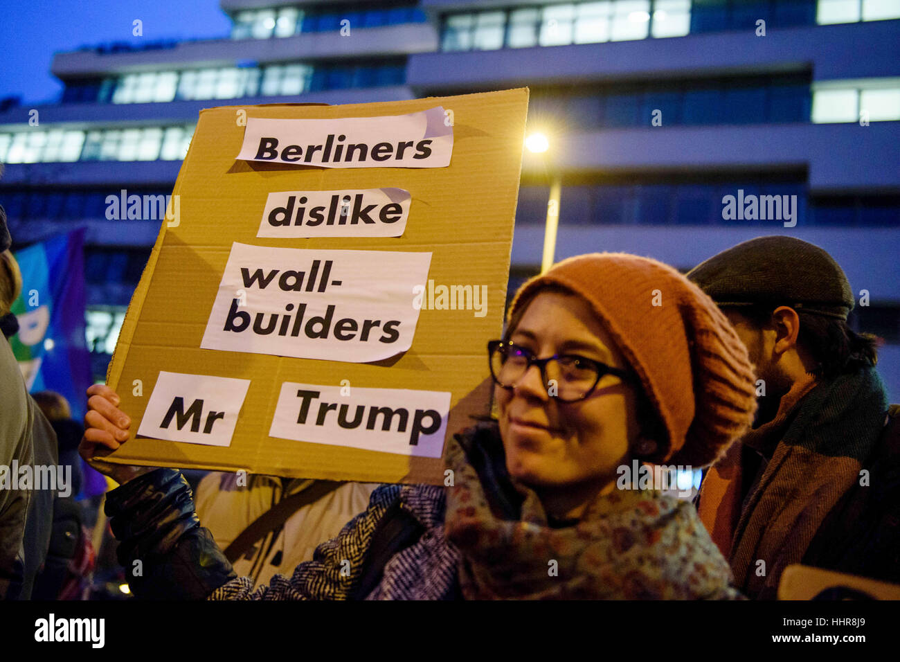 Berlin, Germany. 20th Jan, 2017. A participant holding up a sign that reads 'Berliners dislike wallbuilders Mr Trump' at the demonstration 'Nein zum weltweiten Trumpismus' (lt. No to worldwide Trumpism) from the initiative 'The Coalition' in Berlin, Germany, 20 January 2017. Photo: Gregor Fischer/dpa/Alamy Live News Stock Photo