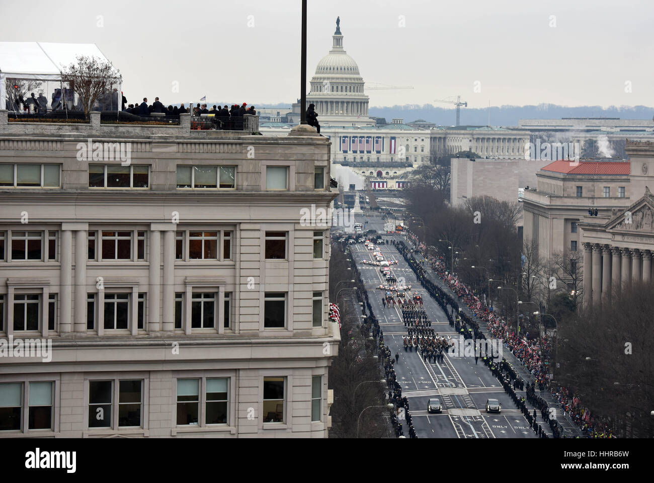 Washington, USA. 20th Jan, 2017. People watch the Inaugural Parade following U.S. President Donald Trump's inauguration in Washington, D.C. Donald Trump was sworn in on Friday as the 45th president of the United States. Credit: Yin Bogu/Xinhua/Alamy Live News Stock Photo