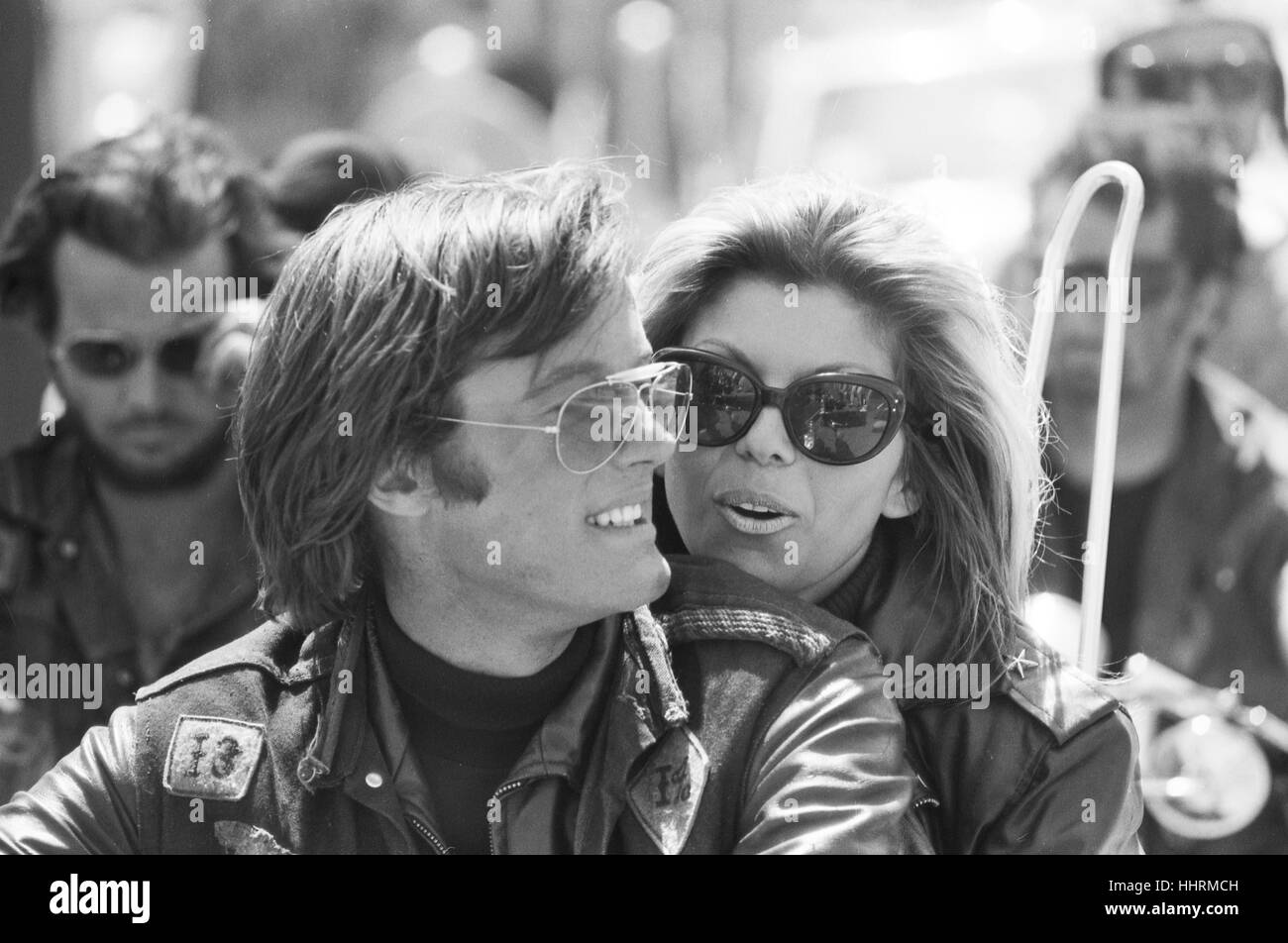 Peter Fonda and Nancy Sinatra on the set of “The Wild Angels” Stock Photo