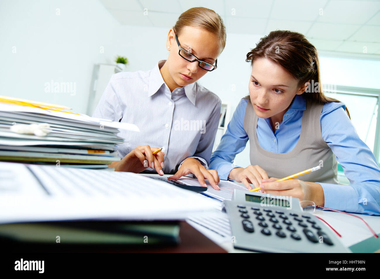 Помощник менеджера. Бухгалтер. Бухгалтер мало получает. Бухгалтер картинки. Бухгалтер мало получает.