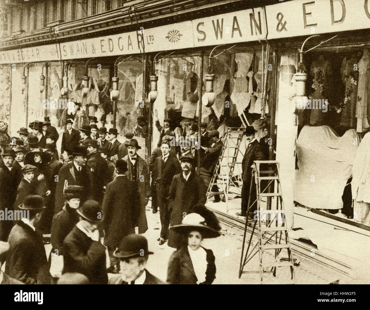 Suffragettes smashing windows on Regent Street in 1912 Stock Photo
