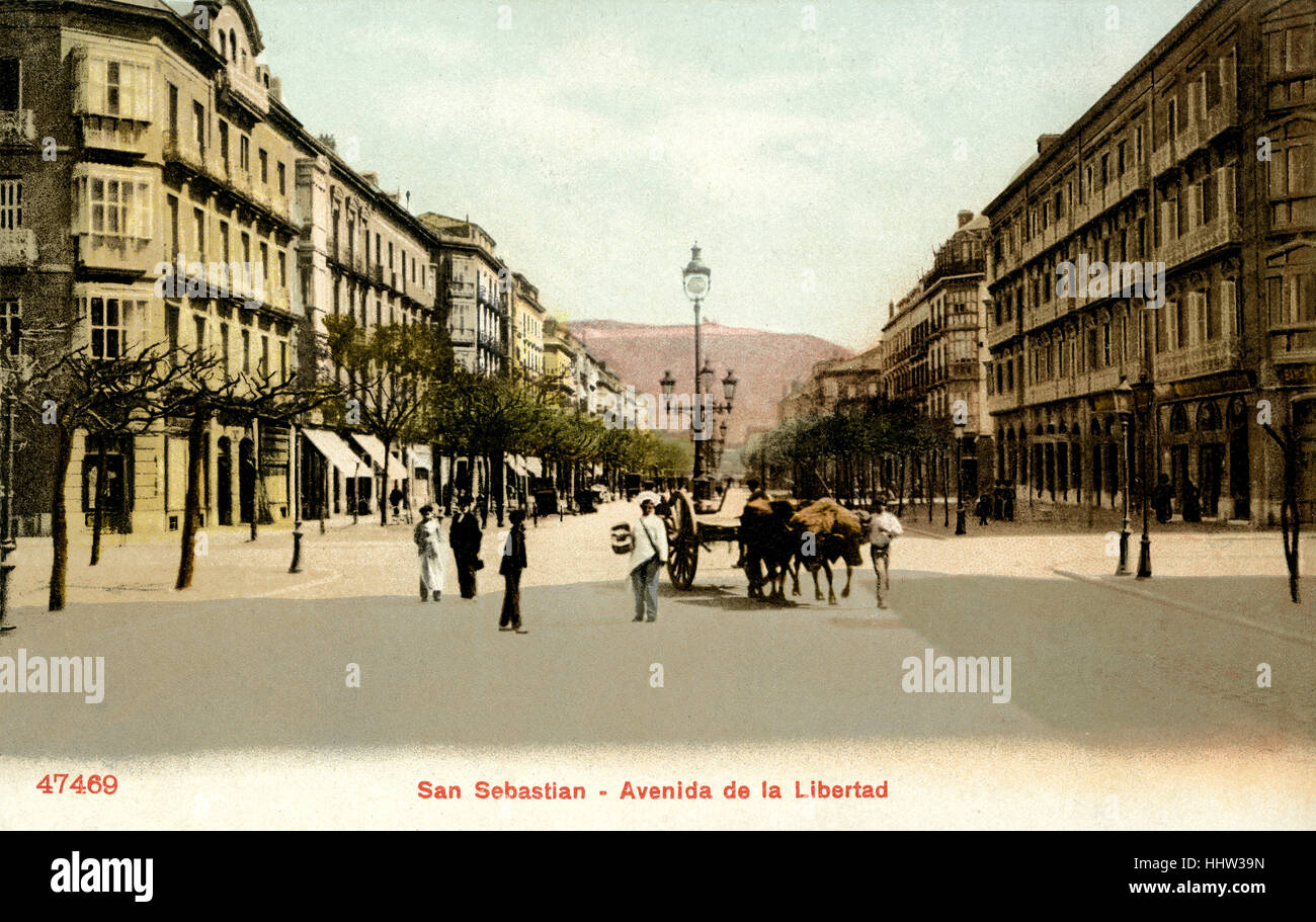 San Sebastian street, Avenida de la Libertad (Liberty Avenue). Cart