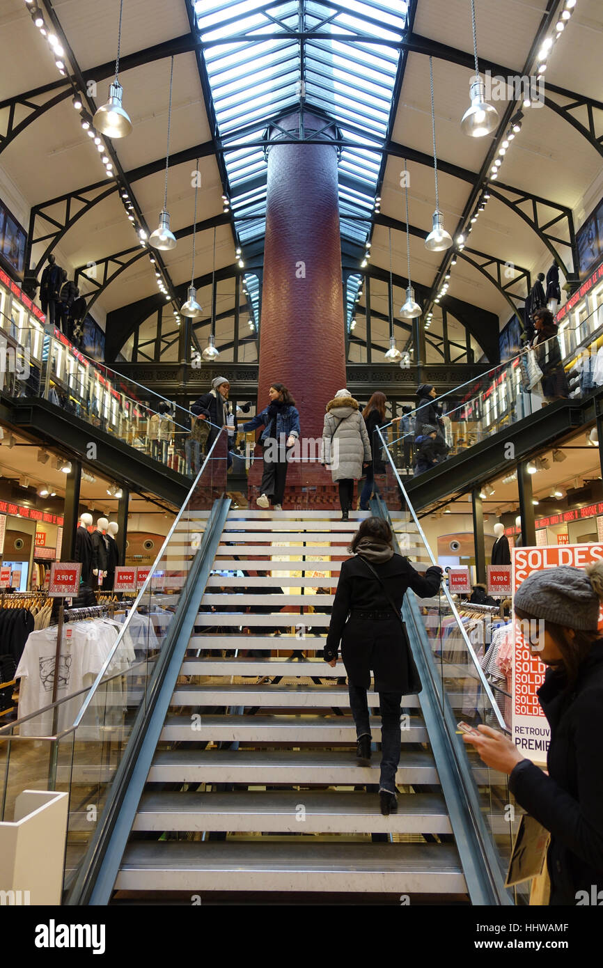 min bericht betreden Uniqlo Store in the Marais district based in an old foundry, Paris, France  Stock Photo - Alamy