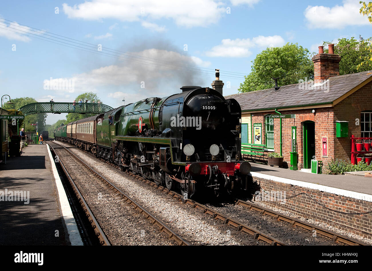 BR 'Merchant Navy' 4-6-2 No. 35005 'Canadian Pacific' arrives at Medstead and Four Marks, Mid-Hants Railway Stock Photo