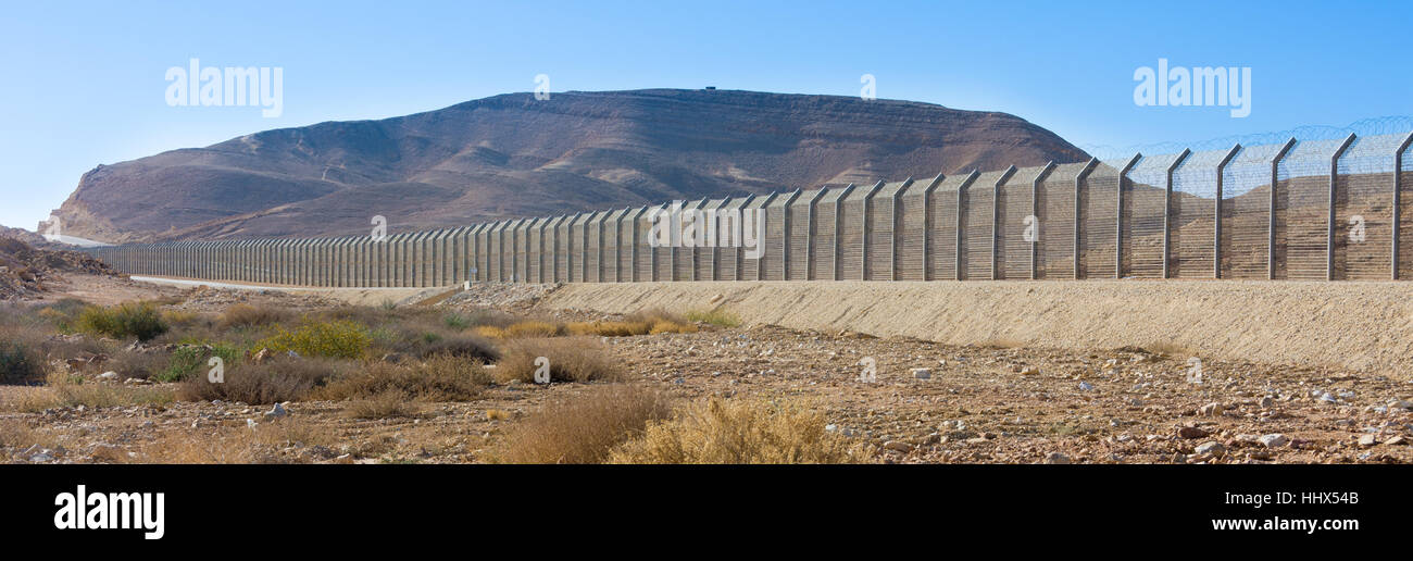 The new border fence between Israel (Negev Desert) and Egypt (Sinai Desert) Stock Photo