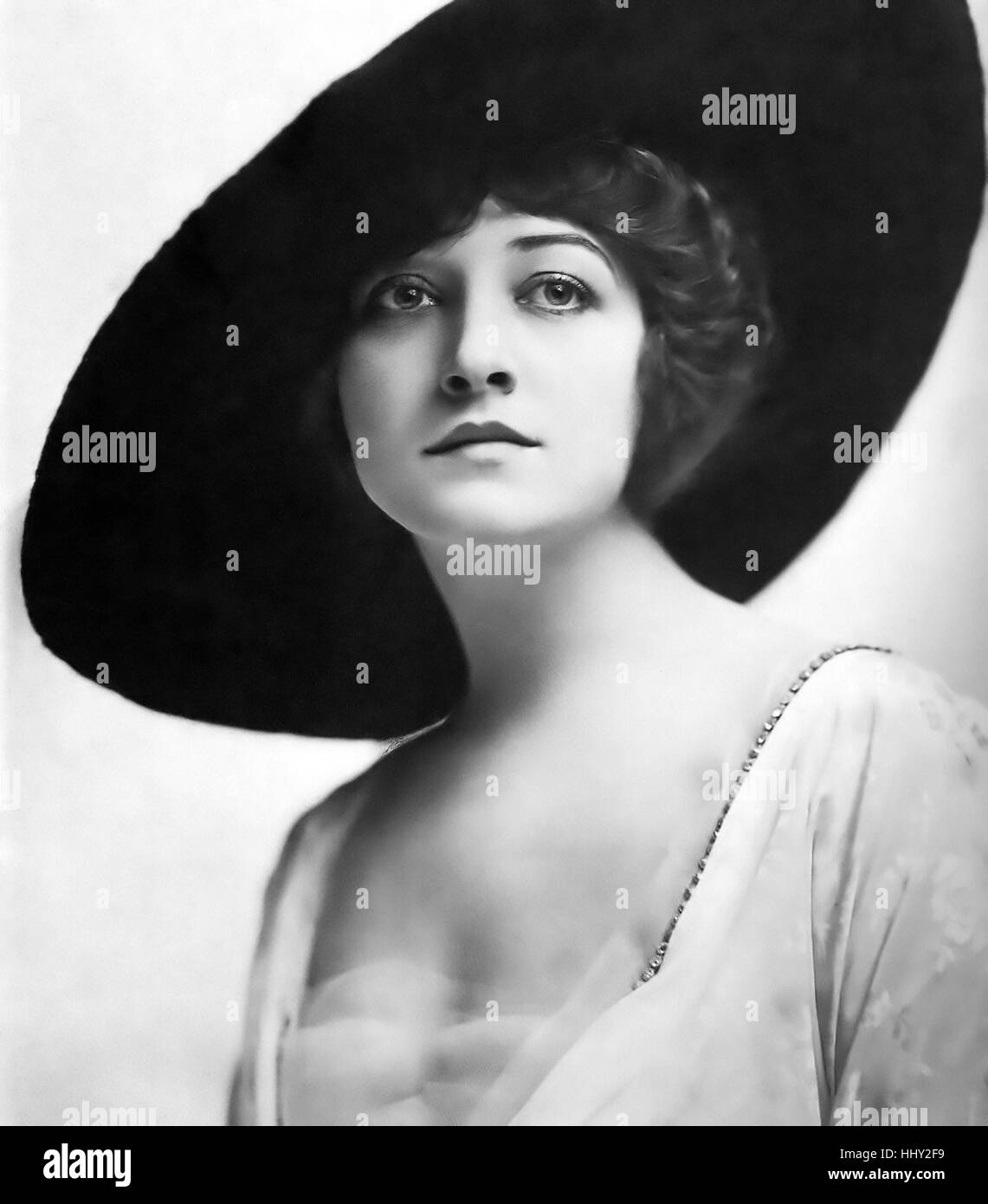 Pauline Johnson (actress) pics foto Pauline Johnson (actress)