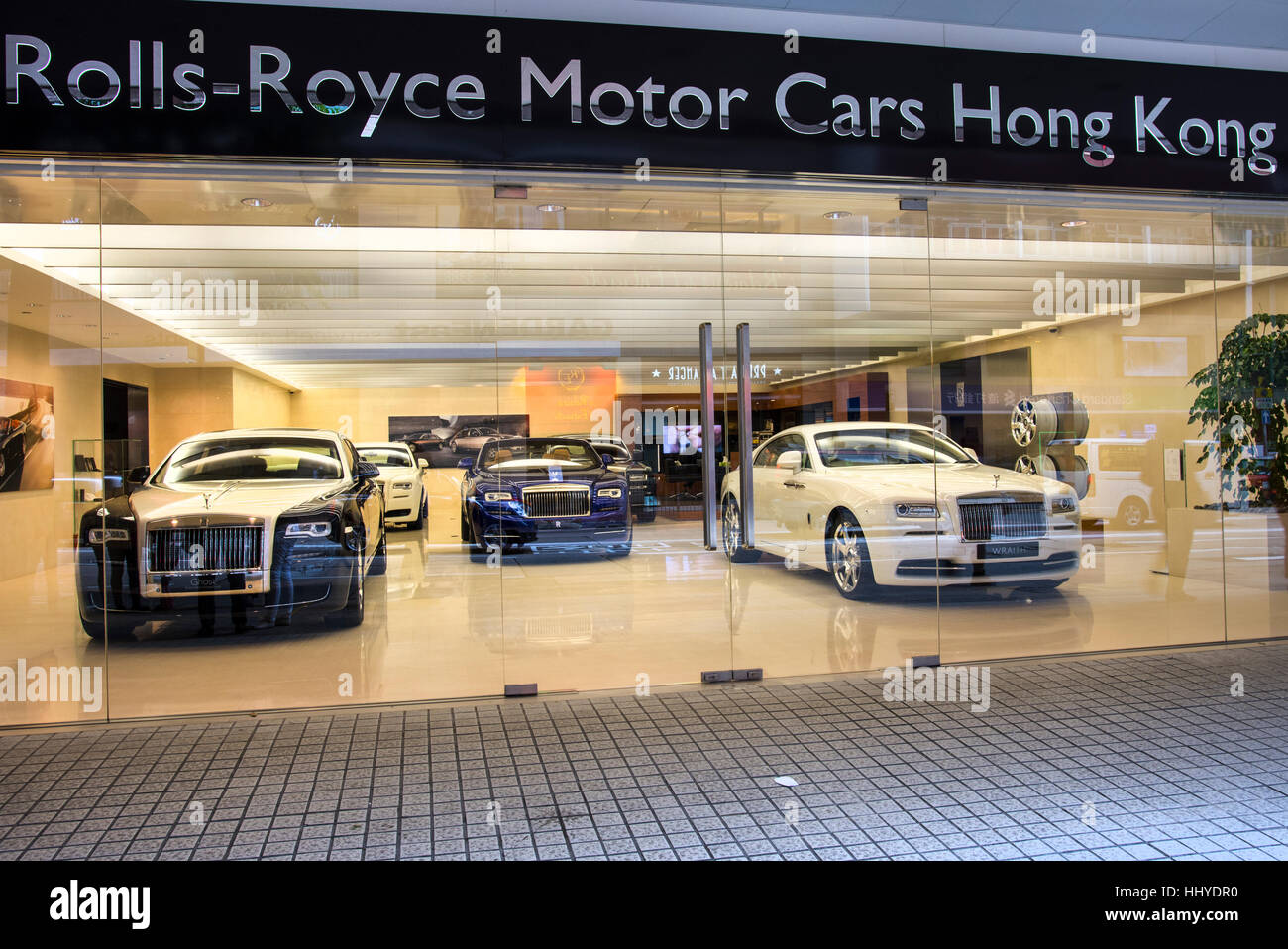 deelnemer Idool Wijzigingen van Rolls Royce cars for sale in a showroom in Hong Kong Stock Photo - Alamy
