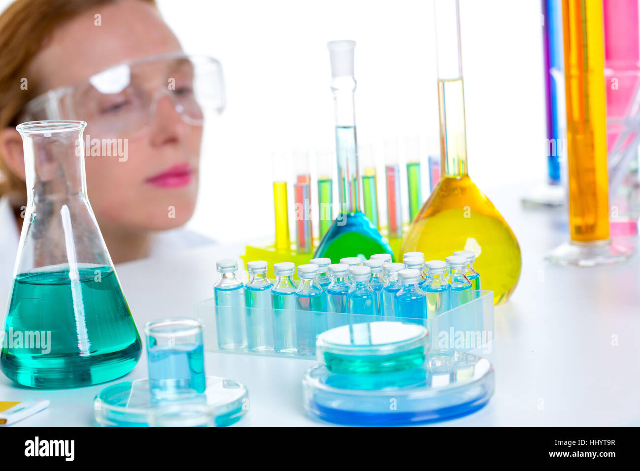 Разноцветная жидкость в пробирке. Пробирки с яркой жидкостью. Пробирки с разными цветами. Пробирки лабораторные v. Девочка с пробиркой.