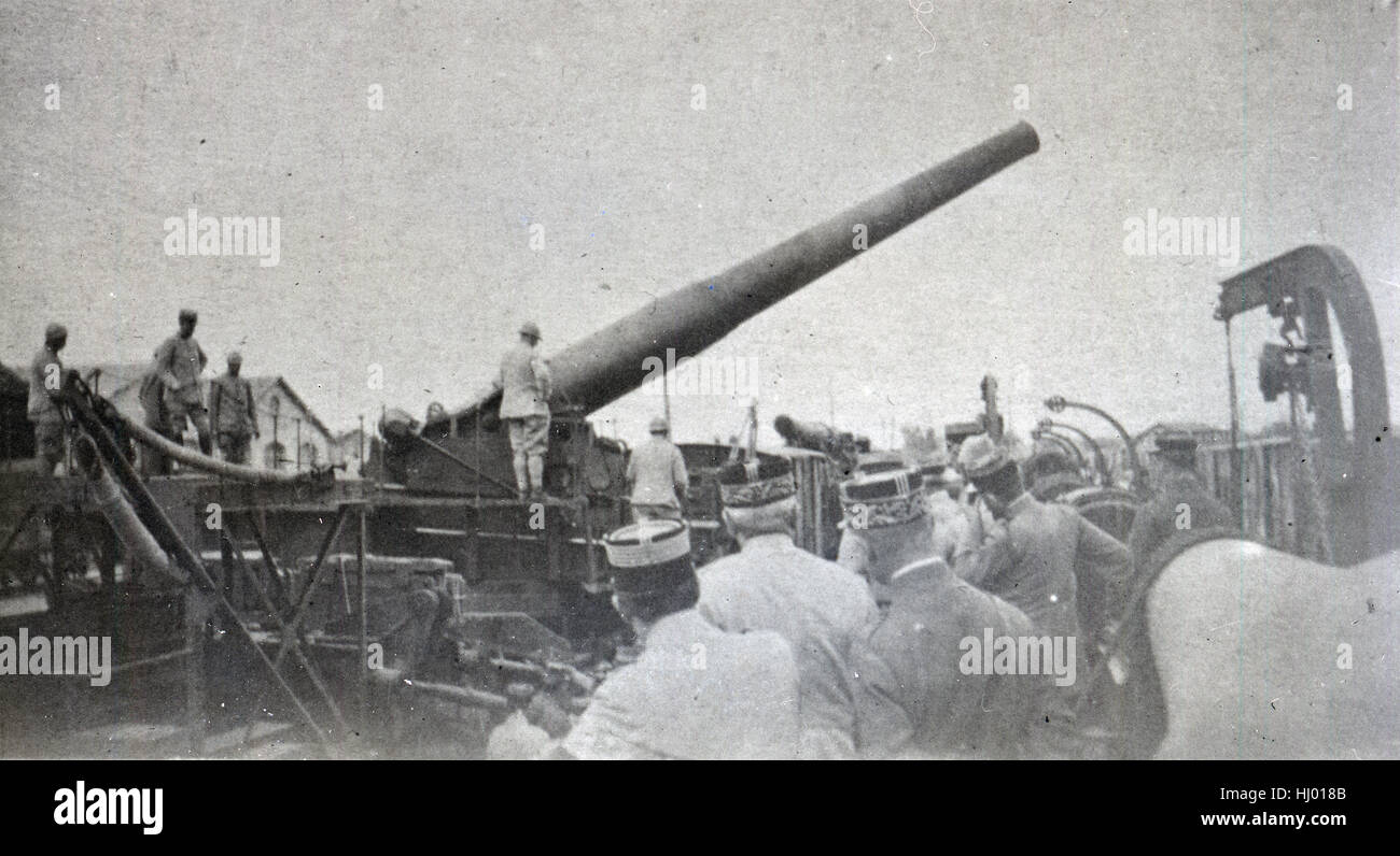 Antique c1917 photograph, American soldiers with anti-aircraft gun and French officers in foreground. Stock Photo