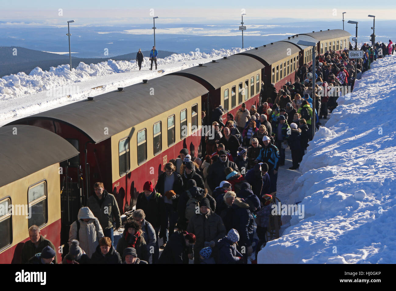 Schierke, Germany. 21st Jan, 2017. An engine of the Harzer Schmalspurbahn (HSB) (lit. 'Harz narrow-gauge railway') stops on Brocken mountain near Schierke, Germany, 21 January 2017. Visitors of the Harz region can expect sunshine and a lot of snow. Photo: Matthias Bein/dpa-Zentralbild/dpa/Alamy Live News Stock Photo