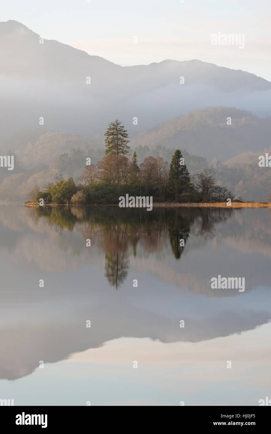 Stirlingshire, Scotland, UK. 21st January, 2017. Loch Achray in Loch Lomond and The Trossachs National Park, Scotland UK, Saturday 21st January 2017 UK weather: High pressure brings misty conditions to Loch Achray with Ben Venue mountain emerging from the clouds. Credit: Aidan Maccormick/Alamy Live News. Stock Photo