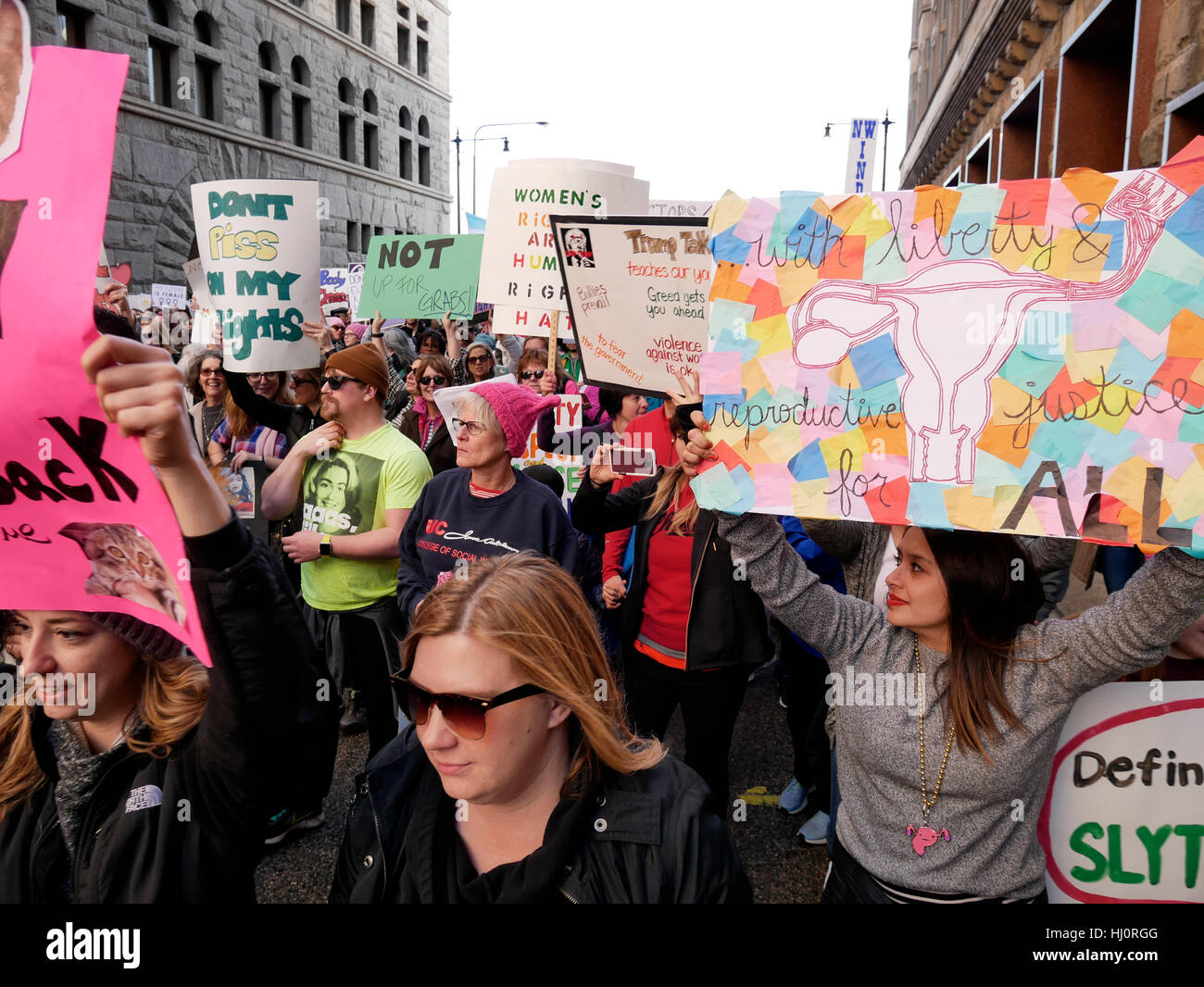 Chicago, Illinois, USA. 21st Jan, 2017. Thousands of women and men ...