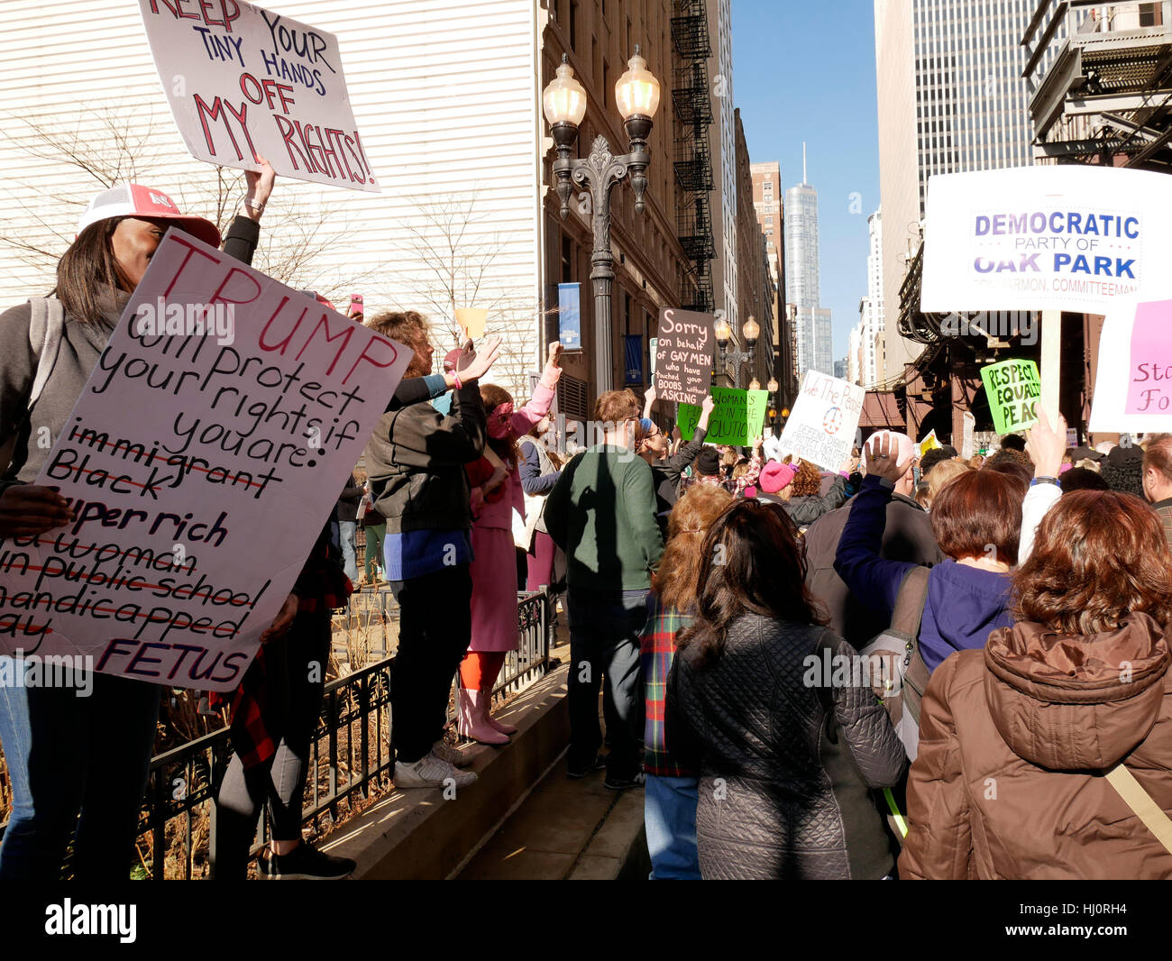 Chicago, Illinois, USA. 21st Jan, 2017. Thousands of women and men ...