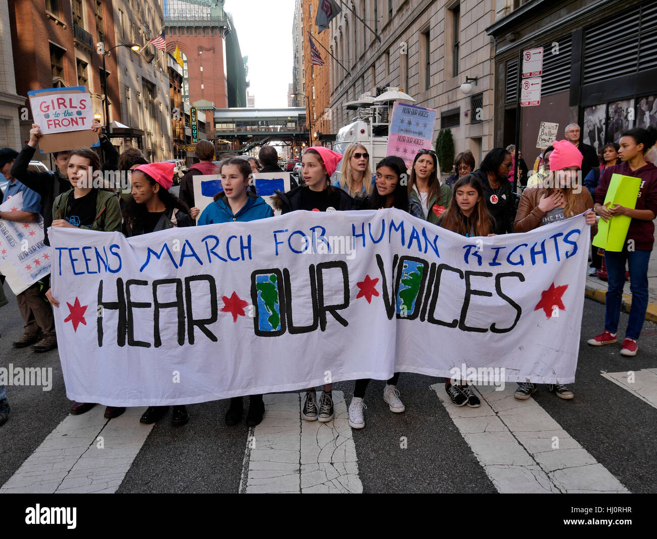 Chicago, Illinois, USA. 21st Jan, 2017. Thousands of women and men ...