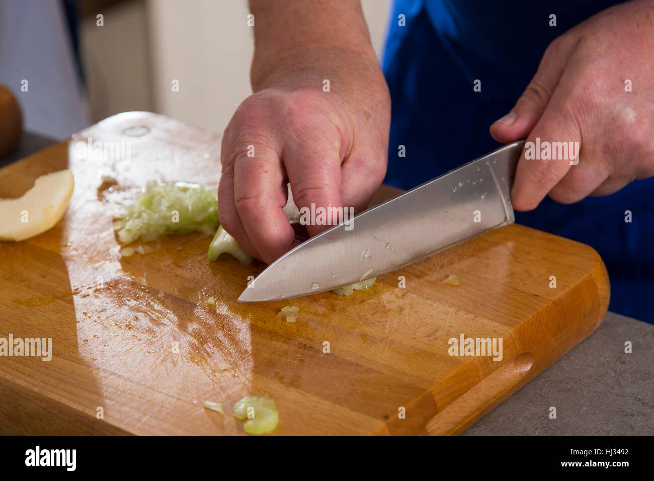 https://c8.alamy.com/comp/HJ3492/hand-hands-kitchen-cuisine-vegetable-furbish-cut-wooden-board-arm-HJ3492.jpg