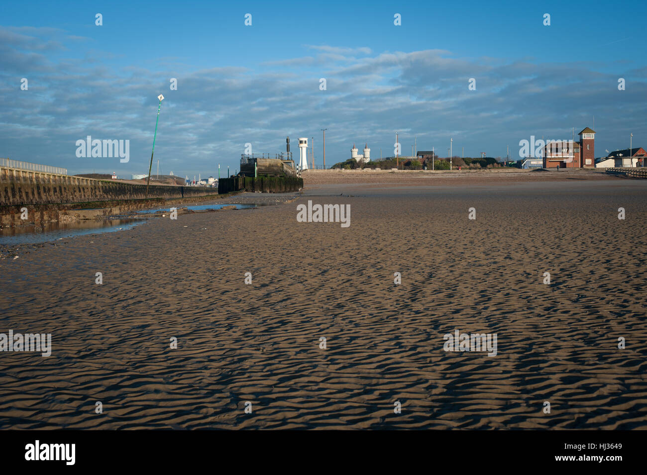 Littlehampton, West Sussex, UK. A sandy beach during low tide Stock Photo Alamy
