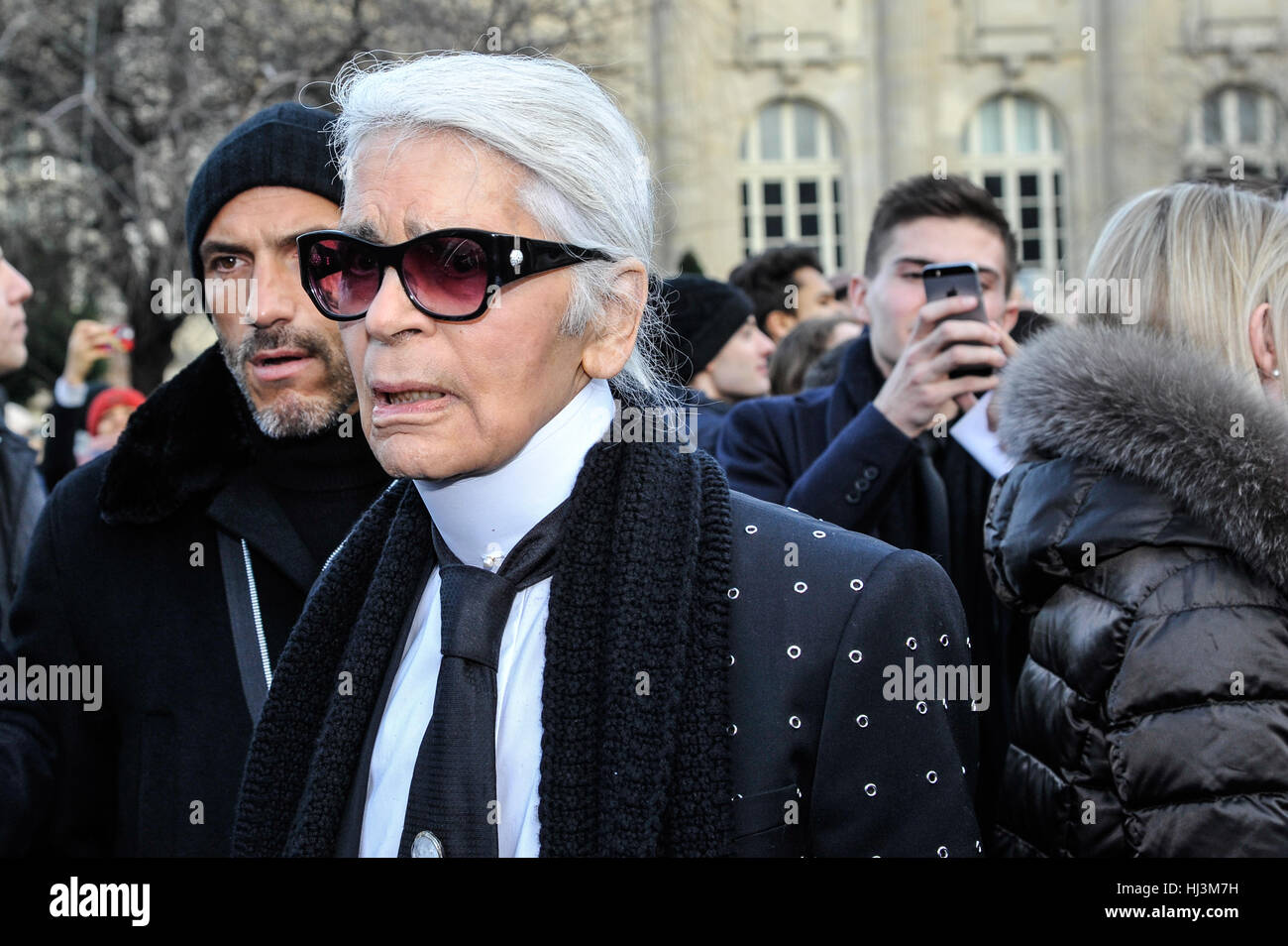 aanpassen Naar Waakzaam Paris, France. 21st Jan, 2017. Stylist Karl Lagerfeld is seen arriving at  Dior Fashion Show during Paris Fashion Week Credit: Gaetano  Piazzolla/Pacific Press/Alamy Live News Stock Photo - Alamy