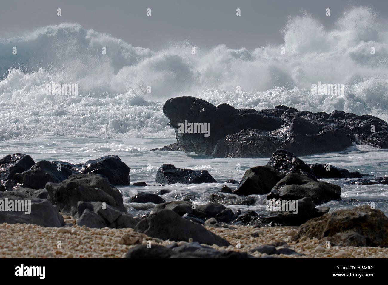 Powerful waves break on the rocks at Kaena Point, North Shore, Oahu, Hawaii, USA Stock Photo