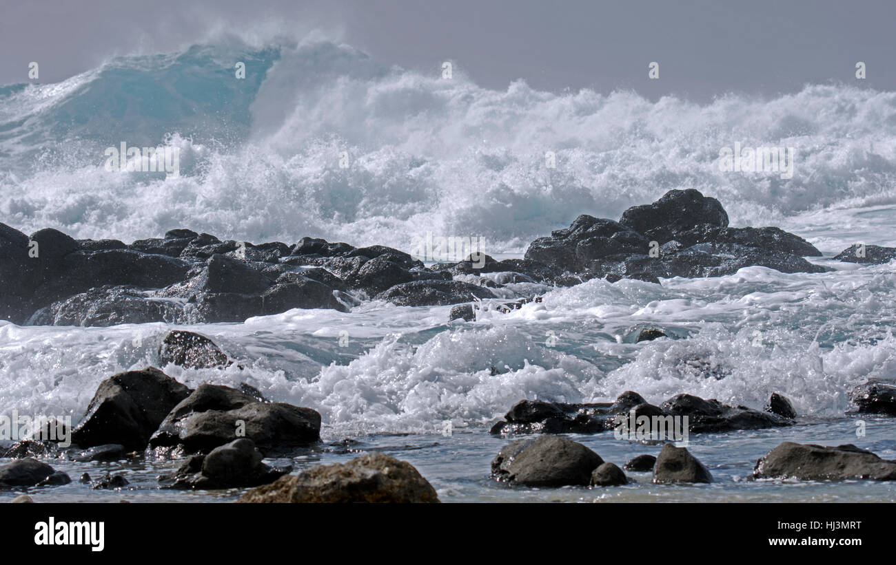 Powerful waves break on the rocks at Kaena Point, North Shore, Oahu, Hawaii, USA Stock Photo