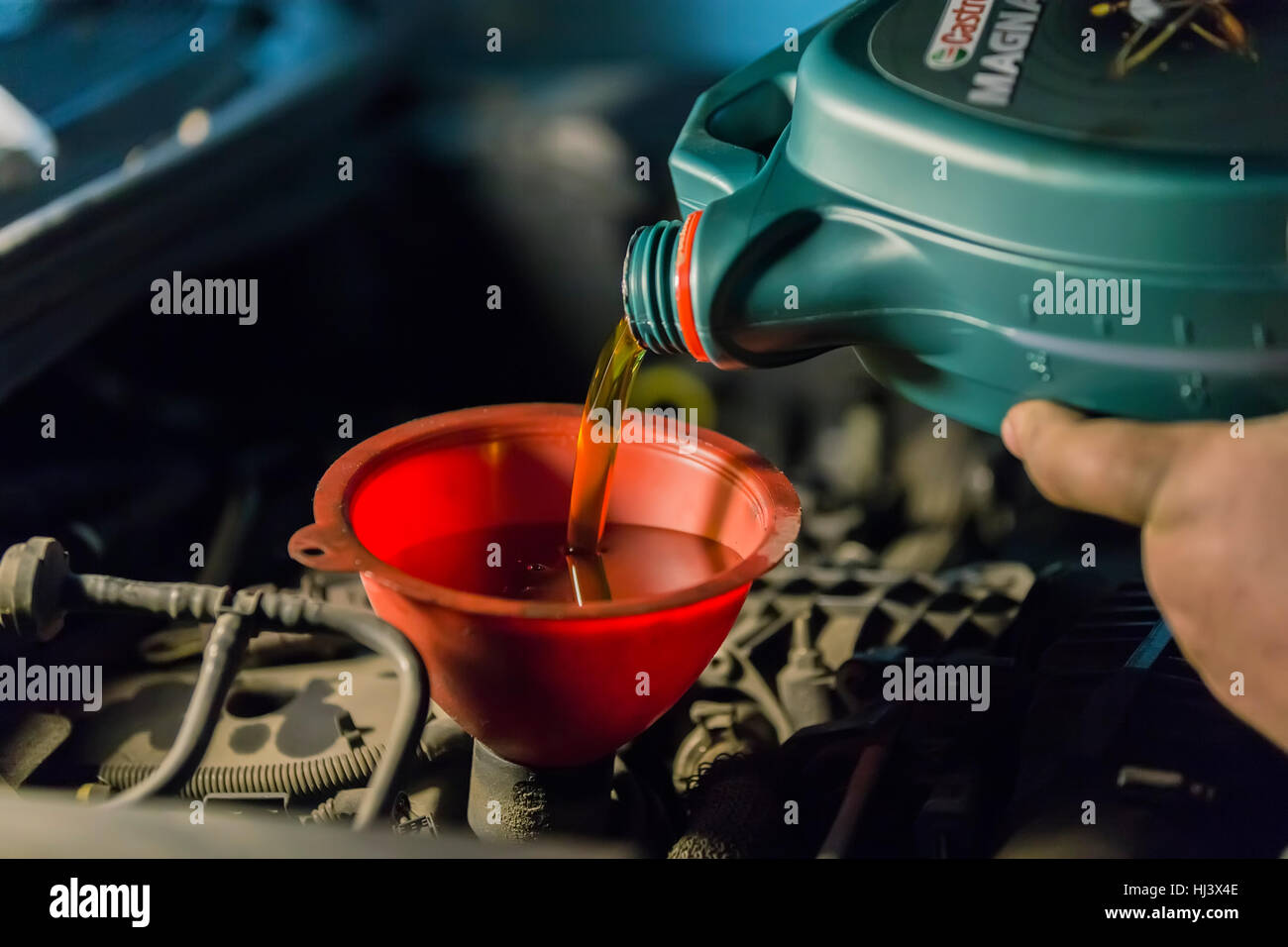 Changing the oil in a car engine Stock Photo Alamy