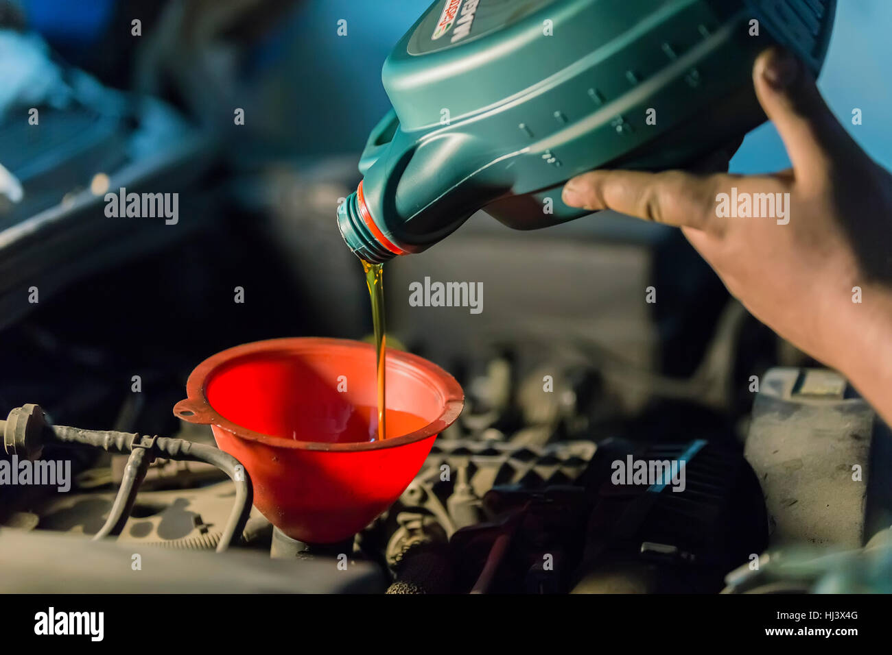 Changing the oil in a car engine Stock Photo Alamy