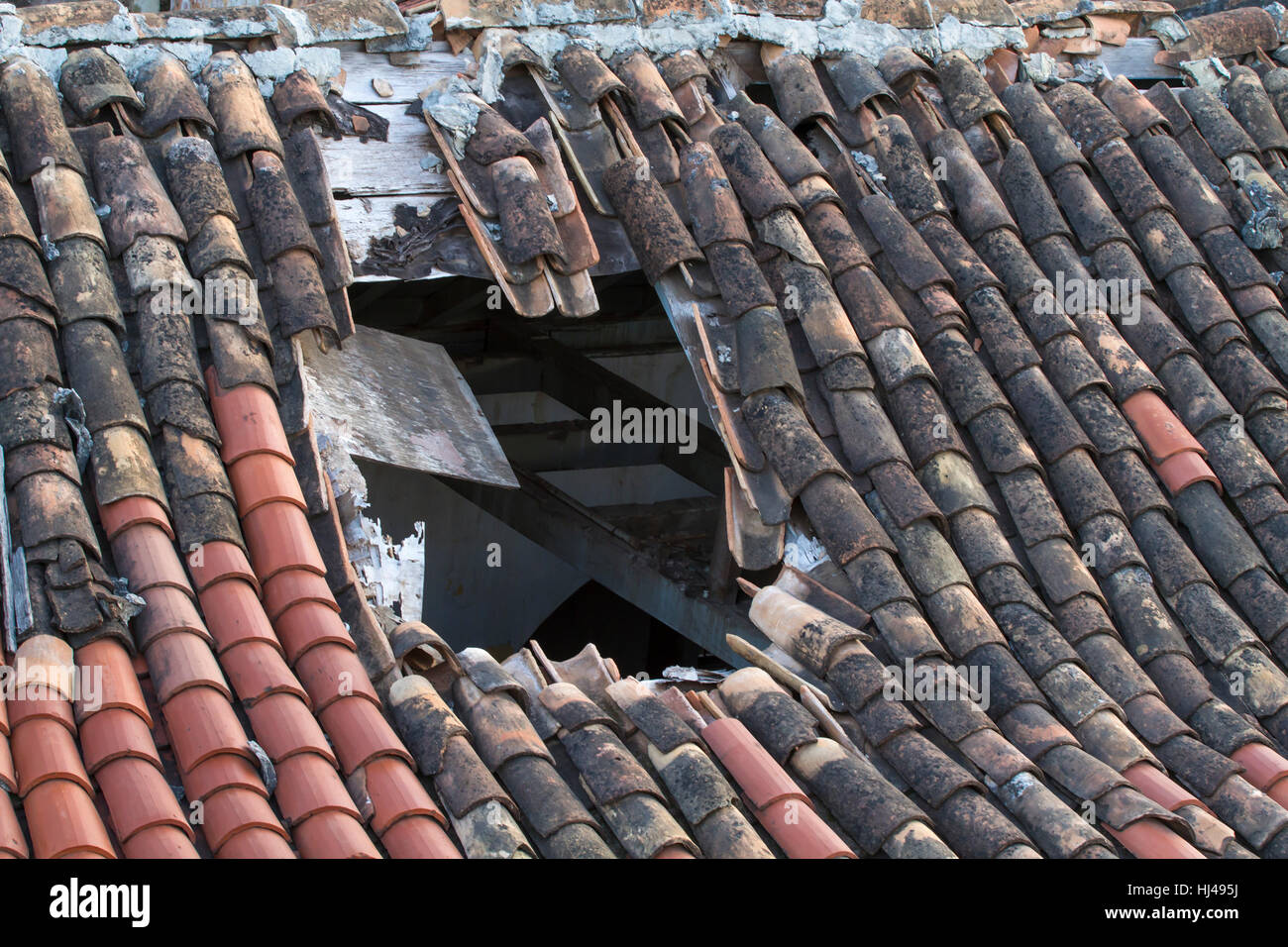 hole, defect, dilapidated, tiler, real estate, old, rooftop, house, building, Stock Photo