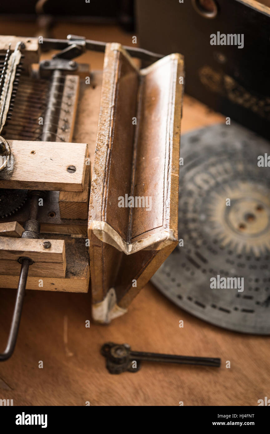 Barrel organ, proper function of bellows is checked with driving crank