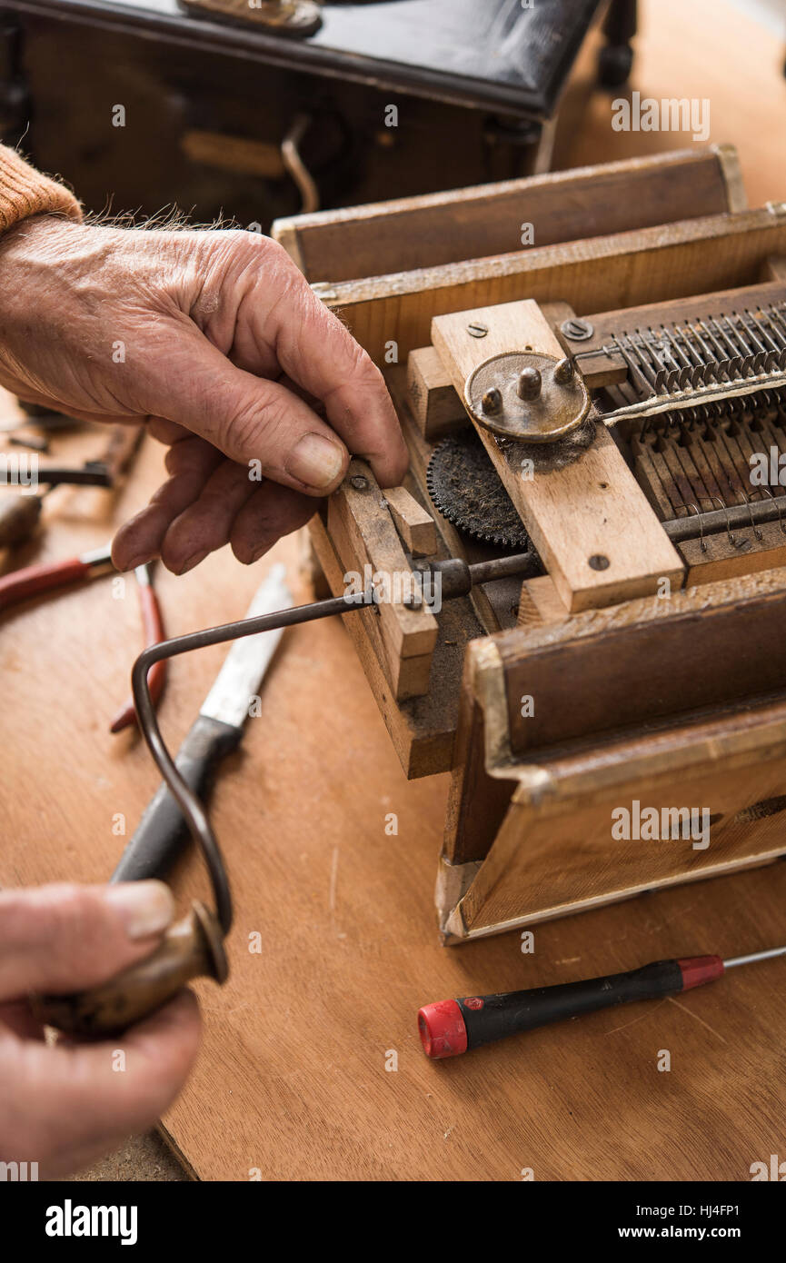 Barrel organ, proper function of bellows is checked with driving crank