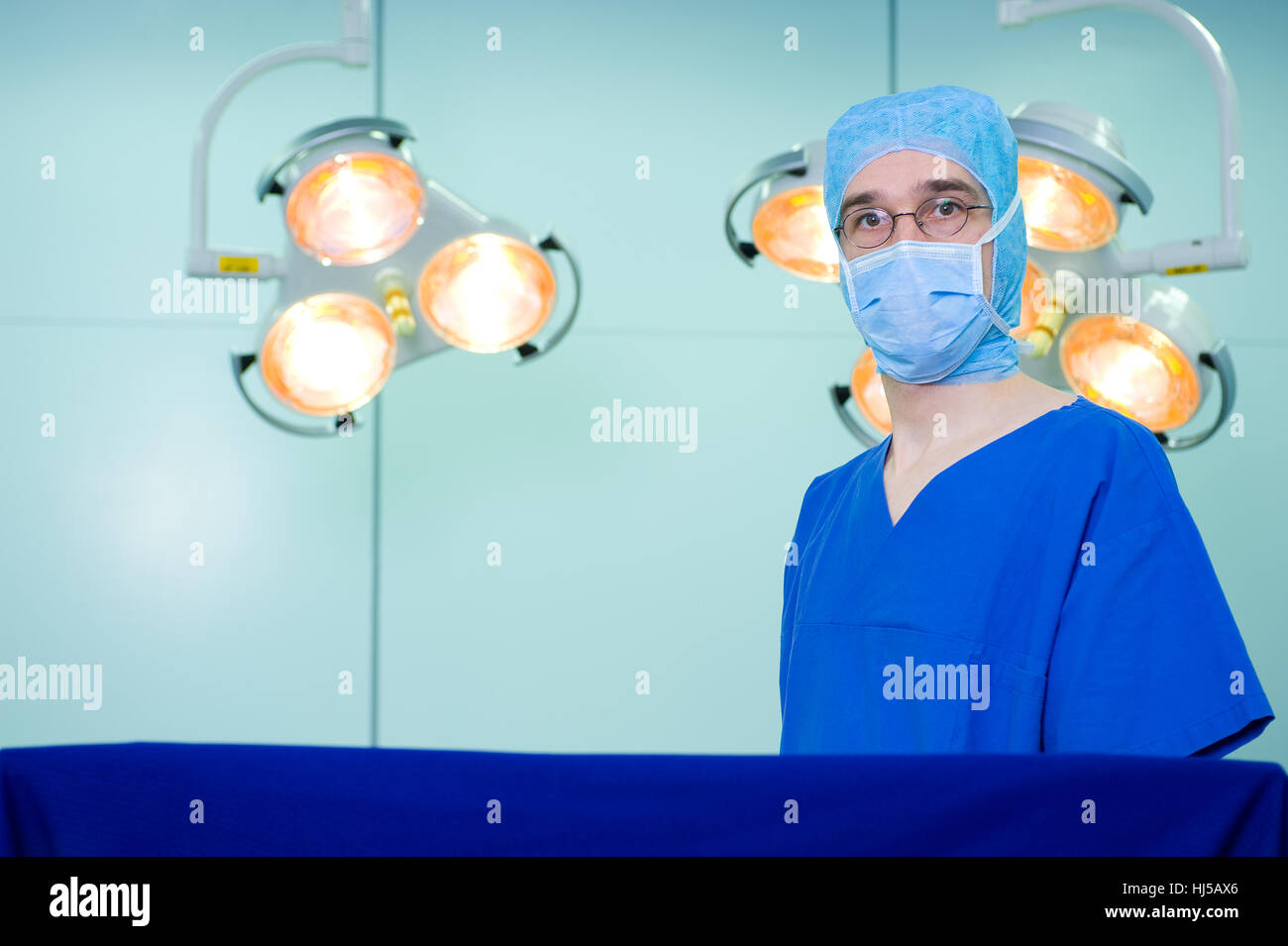 Perspective surgeon surgery surgical hi-res stock photography and ...