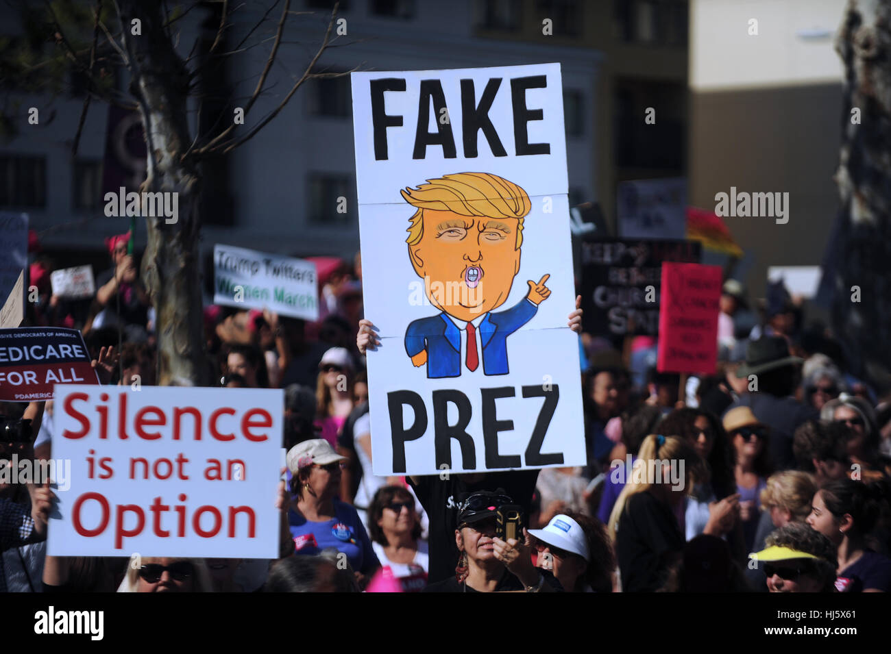 Orlando, United States. 21st Jan, 2017. January 21, 2017 - Orlando, Florida, United States - Thousands rally at Lake Eola Park in Orlando, Florida on January 21, 2017 for a Women's March in conjunction with the Women's March on Washington, the day after the inauguration of Donald Trump as the country's 45th president. Credit: Paul Hennessy/Alamy Live News Stock Photo