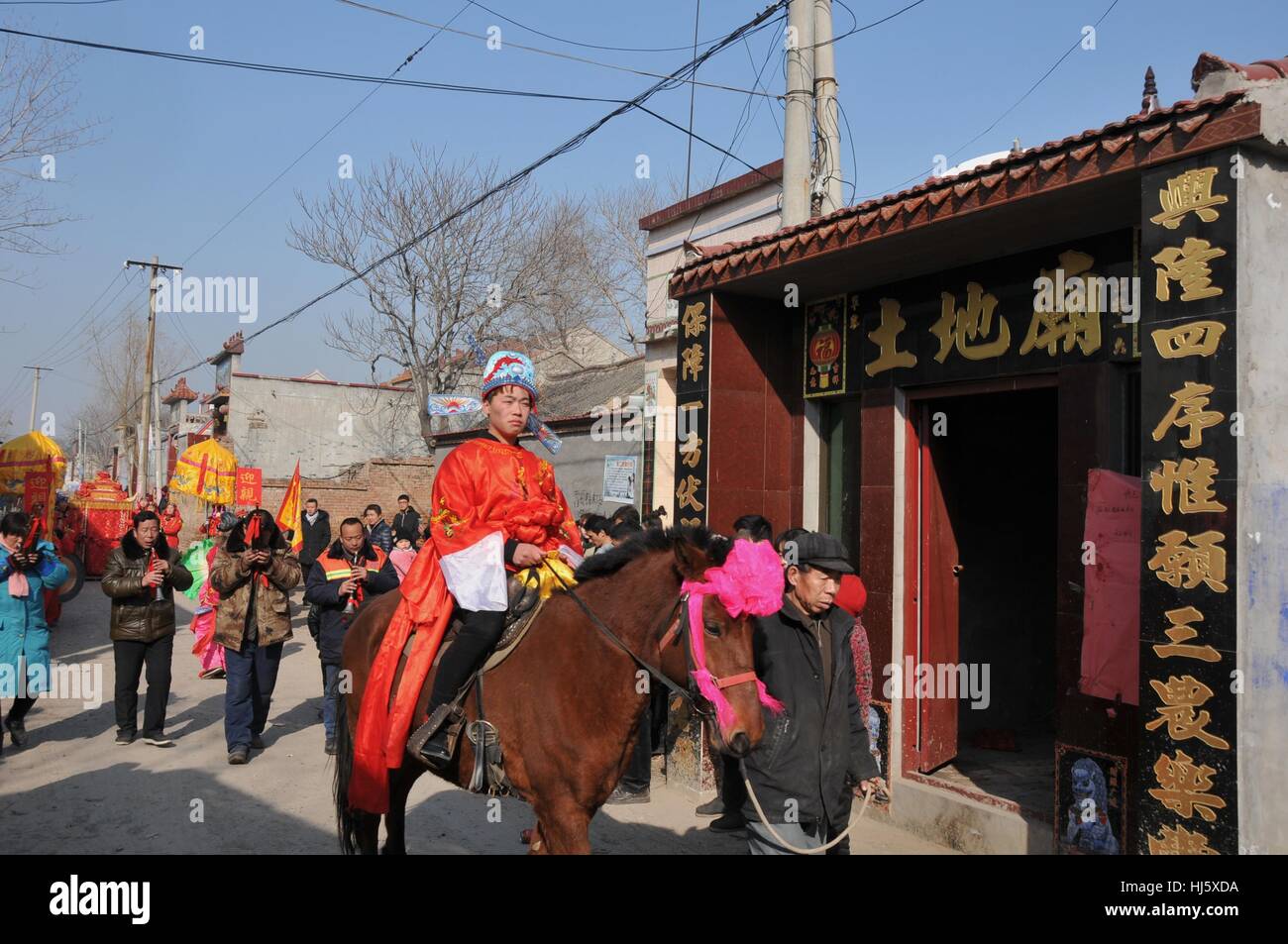 Chinese bride in sedan chair hi-res stock photography and images - Alamy