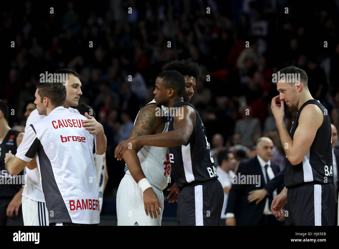 Nuremberg, Germany. 25th Jan, 2017. Bamberg's Fabien Causeur (2.f.L.), Darius Miller (C), and Daniel Theis shake hands with Madrid's Jonas Maciulis (L) and Trey Thompkins after the Euroleague basketball game between Brose Bamberg and Real Madrid in the Arena Nuernberg in Nuremberg, Germany, 25 January 2017. Photo: Daniel Karmann/dpa/Alamy Live News Stock Photo