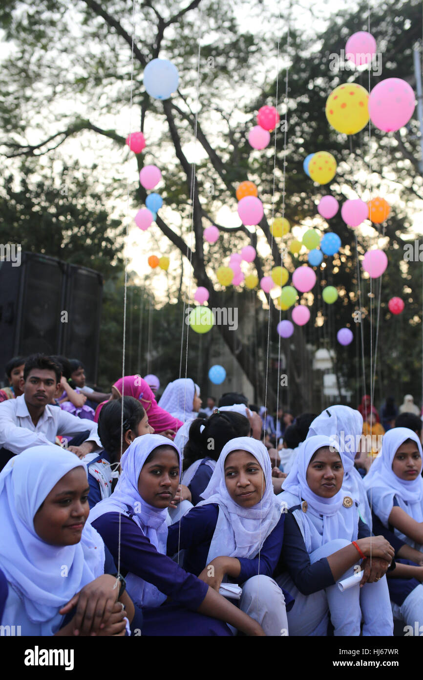 Dhaka, Bangladesh. 26th Jan, 2017. School children attended a rally with ballon to celebrate Ethics Day in front of Central Shohid Minar in Dhaka, Bangladesh on January 26, 2016. Credit: zakir hossain chowdhury zakir/Alamy Live News Stock Photo