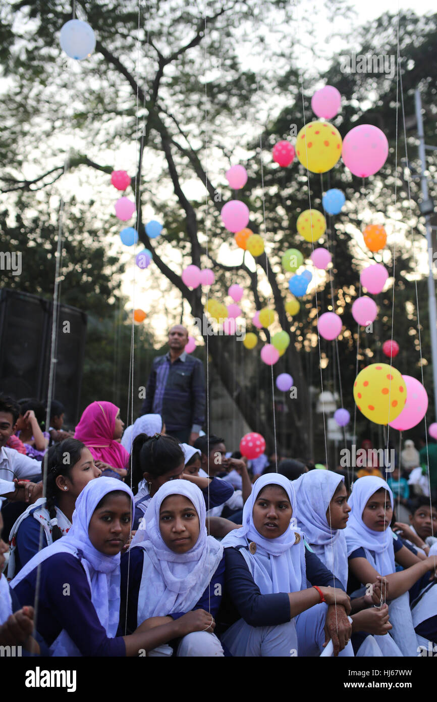 Dhaka, Bangladesh. 26th Jan, 2017. School children attended a rally with ballon to celebrate Ethics Day in front of Central Shohid Minar in Dhaka, Bangladesh on January 26, 2016. Credit: zakir hossain chowdhury zakir/Alamy Live News Stock Photo