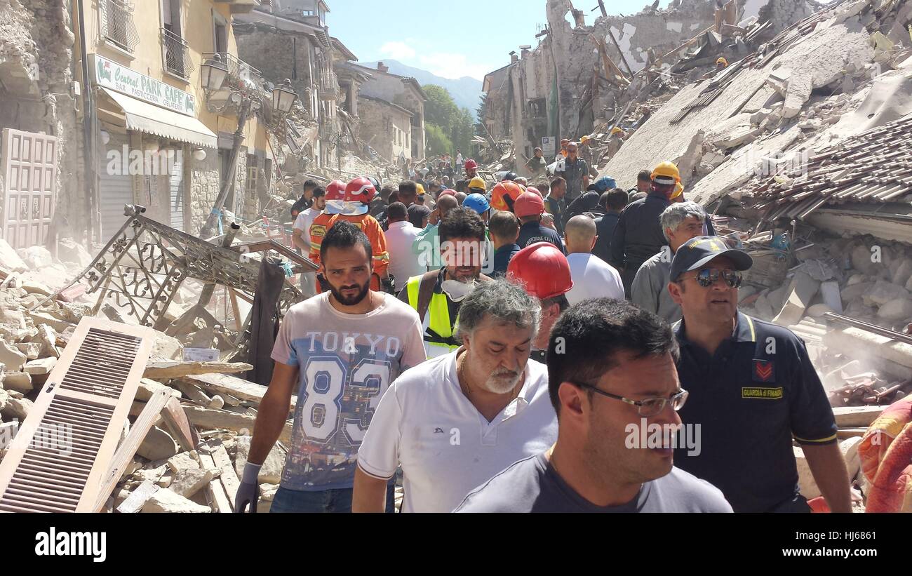 Amatrice - Italia - 24/8/2016 - Corso Umberto I distrutto dal terremoto con i primi soccorritori giunti nel centro storico Stock Photo