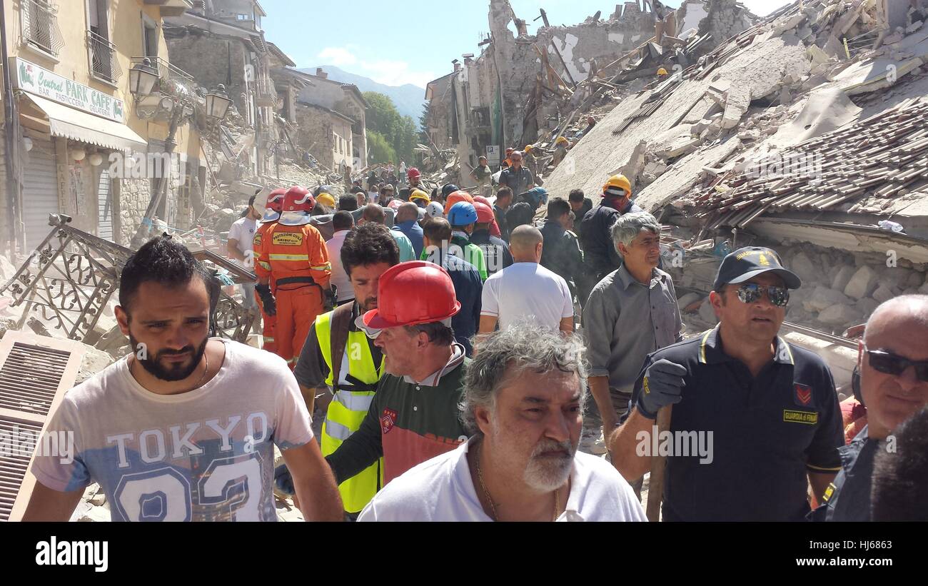 Amatrice - Italia - 24/8/2016 - Corso Umberto I distrutto dal terremoto con i primi soccorritori giunti nel centro storico Stock Photo