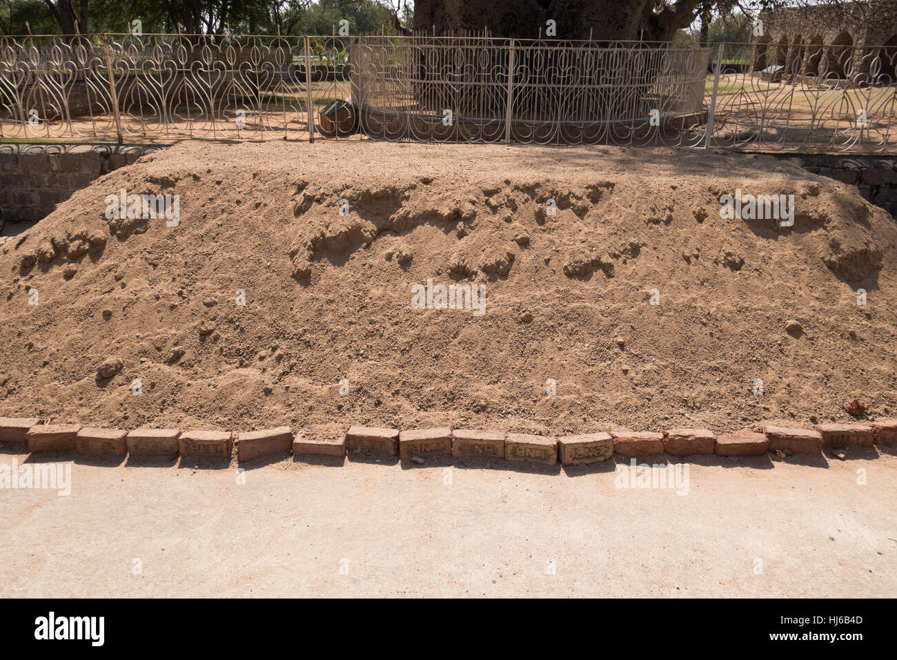 Pile of sand hi-res stock photography and images - Alamy