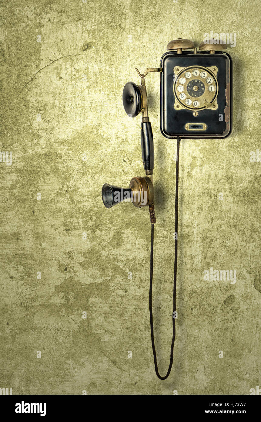 Купить телефон на стену. Старый телефон. Настенный телефонный аппарат ретро. Старые мобильники на стене. Трубка от телефона старого.