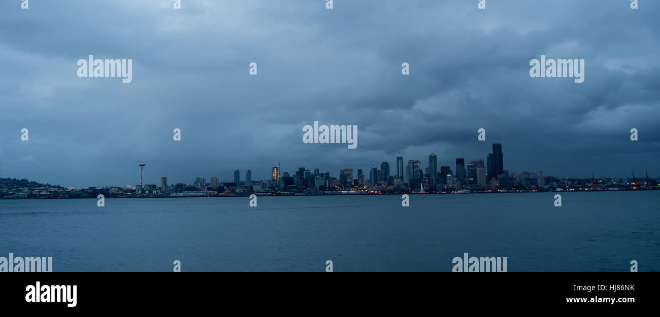 A view of the Seattle skyline at night Stock Photo - Alamy