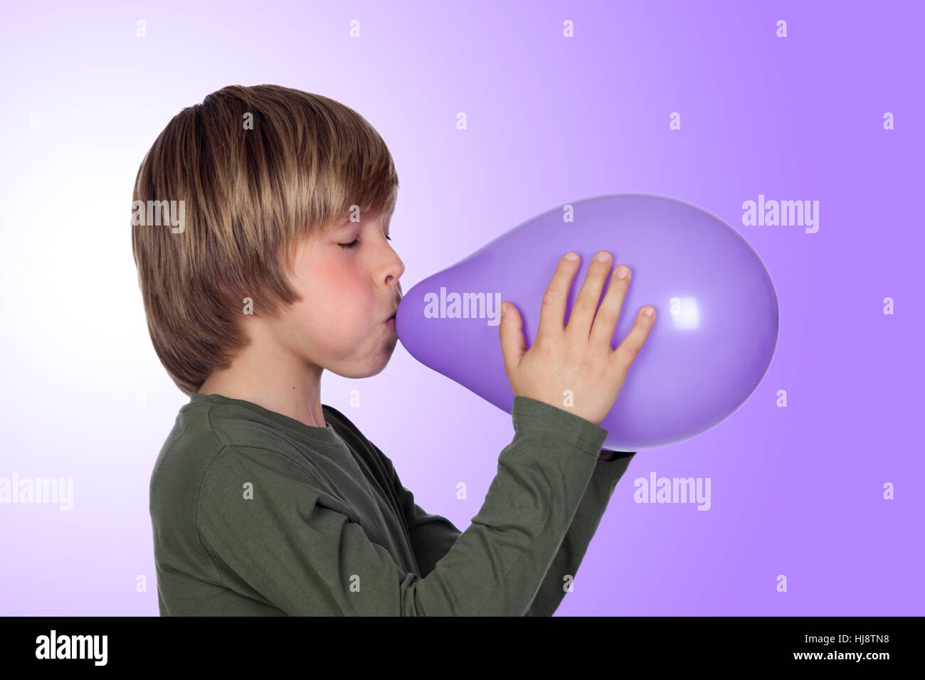 Насос надувает воздушный шар. Мальчик надувает шарик. Надувает шарик. Мальчик надувает шарик. Надувание воздушного шара.