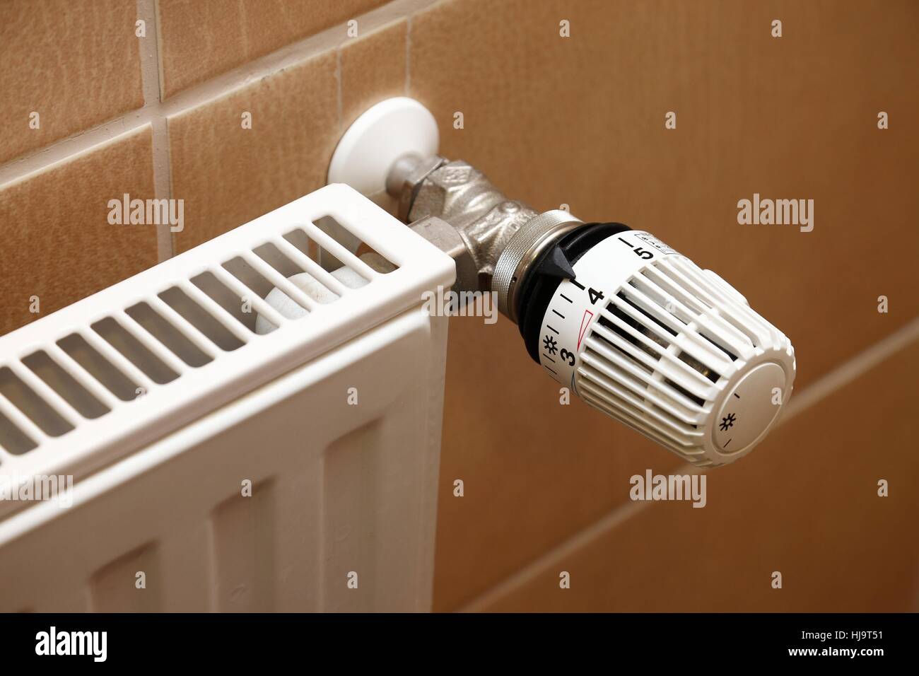 Поставить регулятор на батарею отопления в квартире. Регулятор батареи отопления 1926811rt. Терморегулятор для радиатора отопления. Демонтаж радиатора отопления. Термостатическая головка рифар м30 1\5 2023.