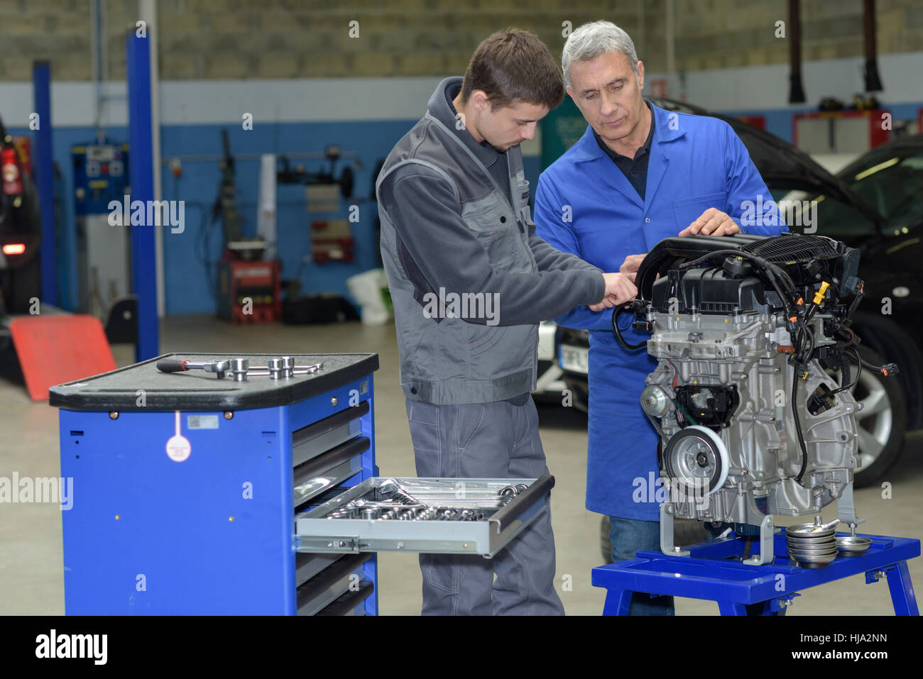student with instructor repairing a car during apprenticeship Stock Photo