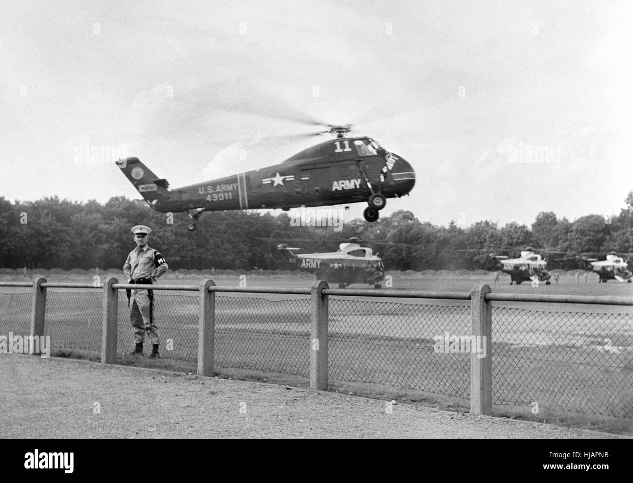 US president John F. Kennedy and his entourage board helicopter at the stadion field in Frankfurt on 25 June 1963 for their flight to Wiesbaden. Stock Photo