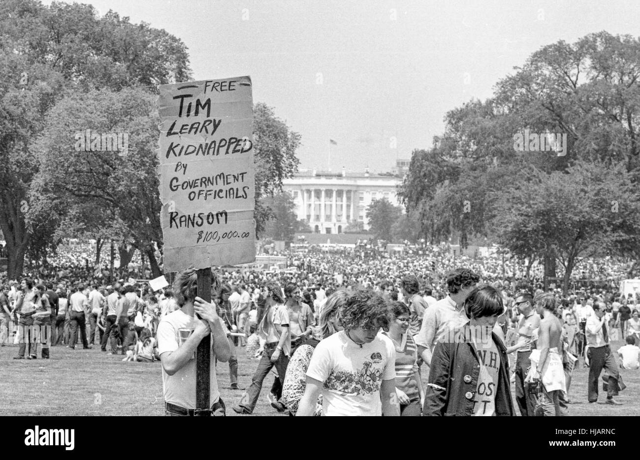 Man carries sign reading 'Free Tim Leary' in a large crowd in front of the White House. Stock Photo