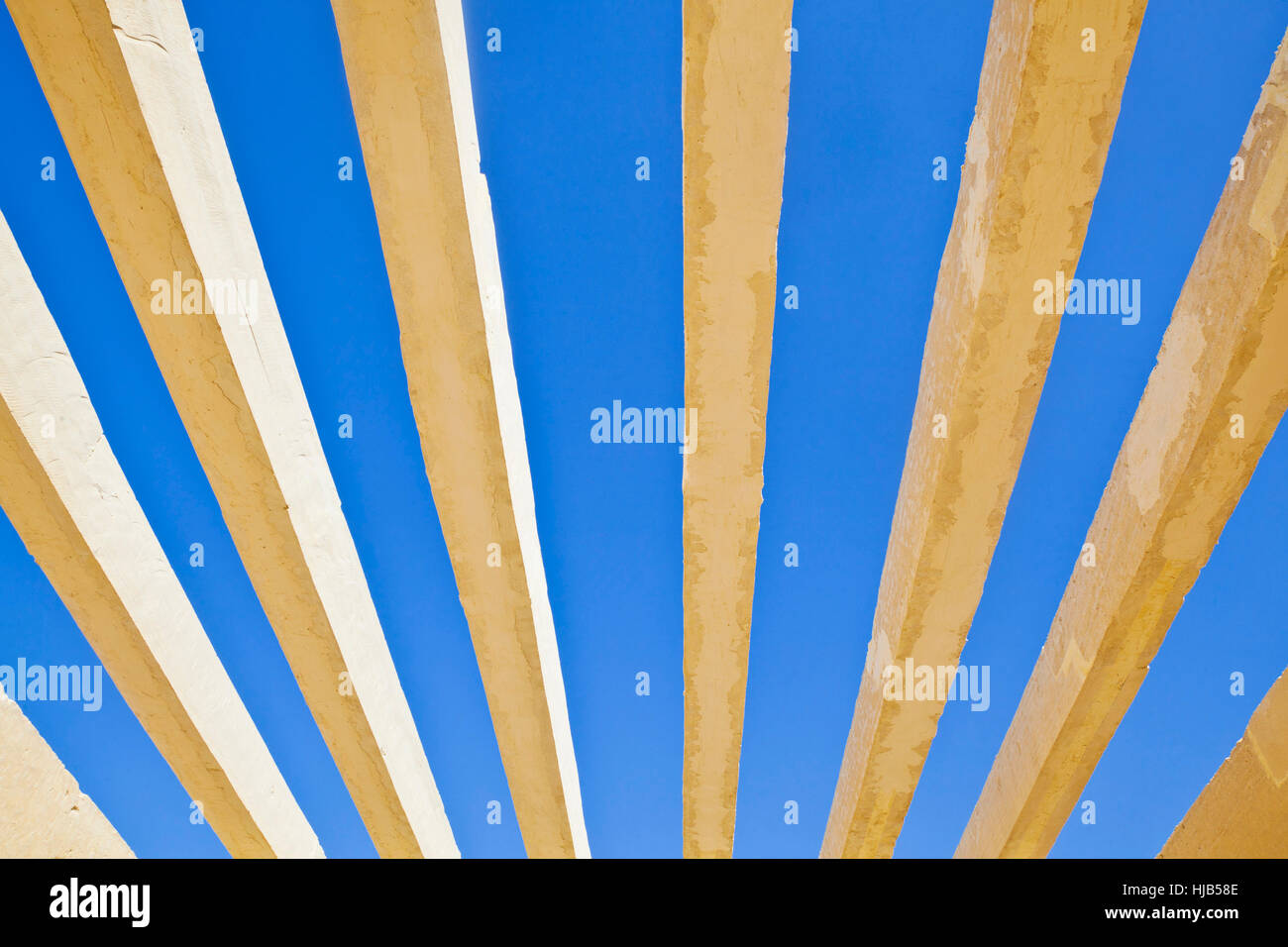 Horizontal detail of architecture to the roof of the public acces to Shree Dwarakadheesh Krishna Temple at Dwarka Gujarat India. With no shelter creats an abstract patten of the concrete box work against the rich blue sky withour clouds Stock Photo